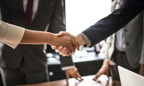 62d9c2133c8c951f83adcaad_body-language-business-etiquette-businesspeople-1179804